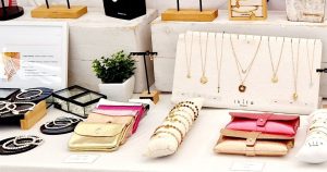 Bijoux et accessoires féminins MANOLÉO faciles à offrir, présentés sur le stand au marché